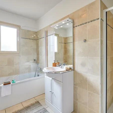 Four-bedroom Holiday In Feriehus Lanzac